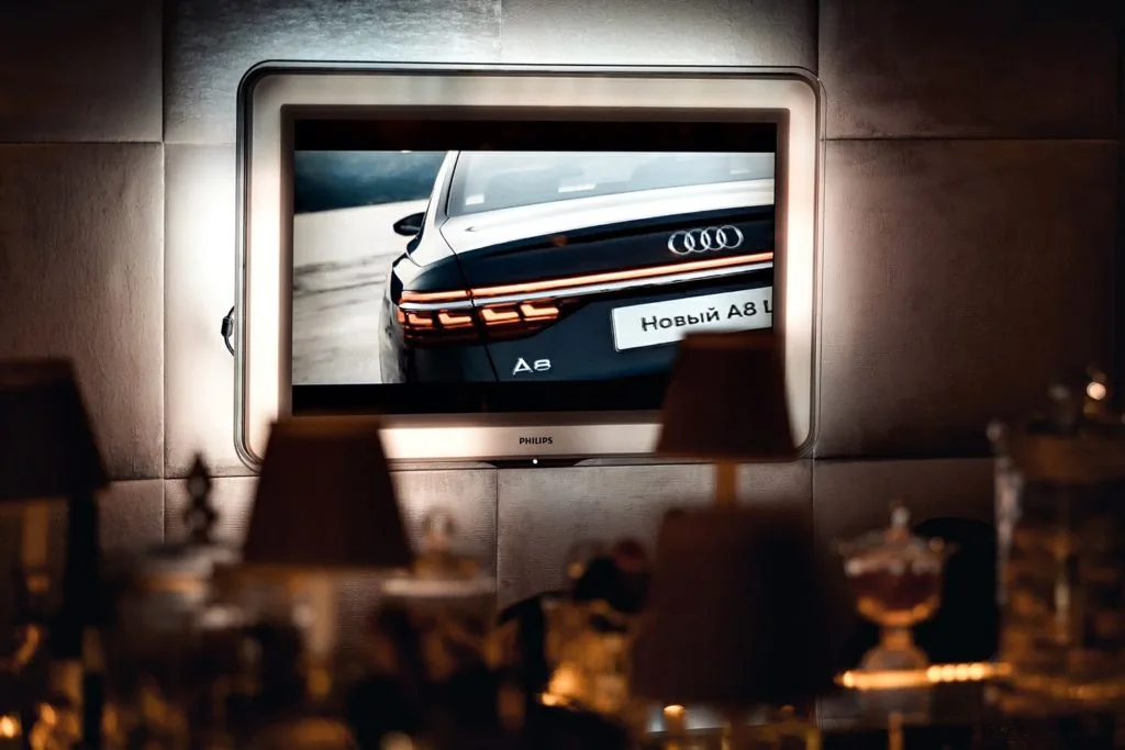 Изображение Audi в интерьере ресторана