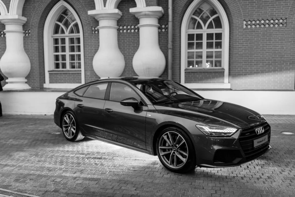 Audi на фоне дворцовой архитектуры