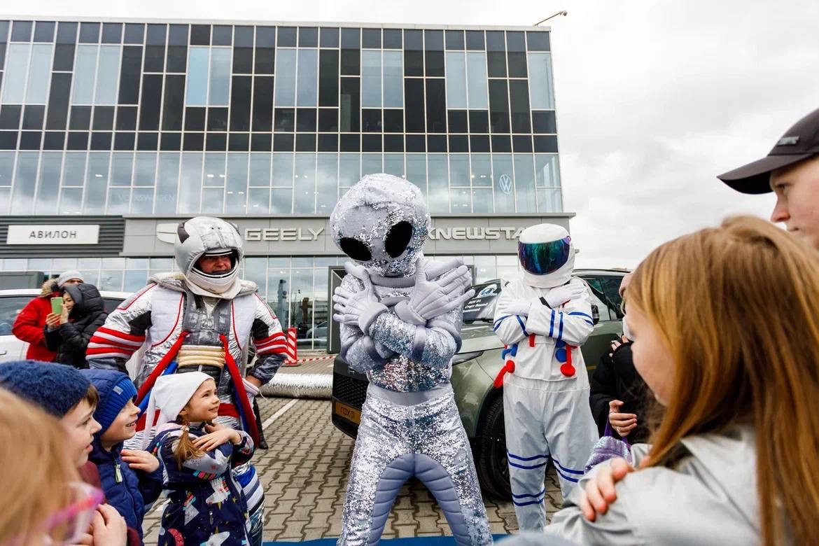 Космонавты среди гостей