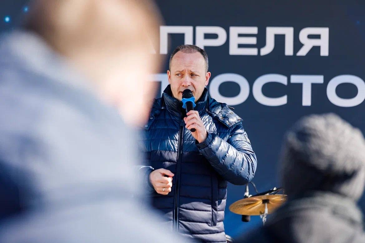 Ведущий на сцене мероприятия AVILON