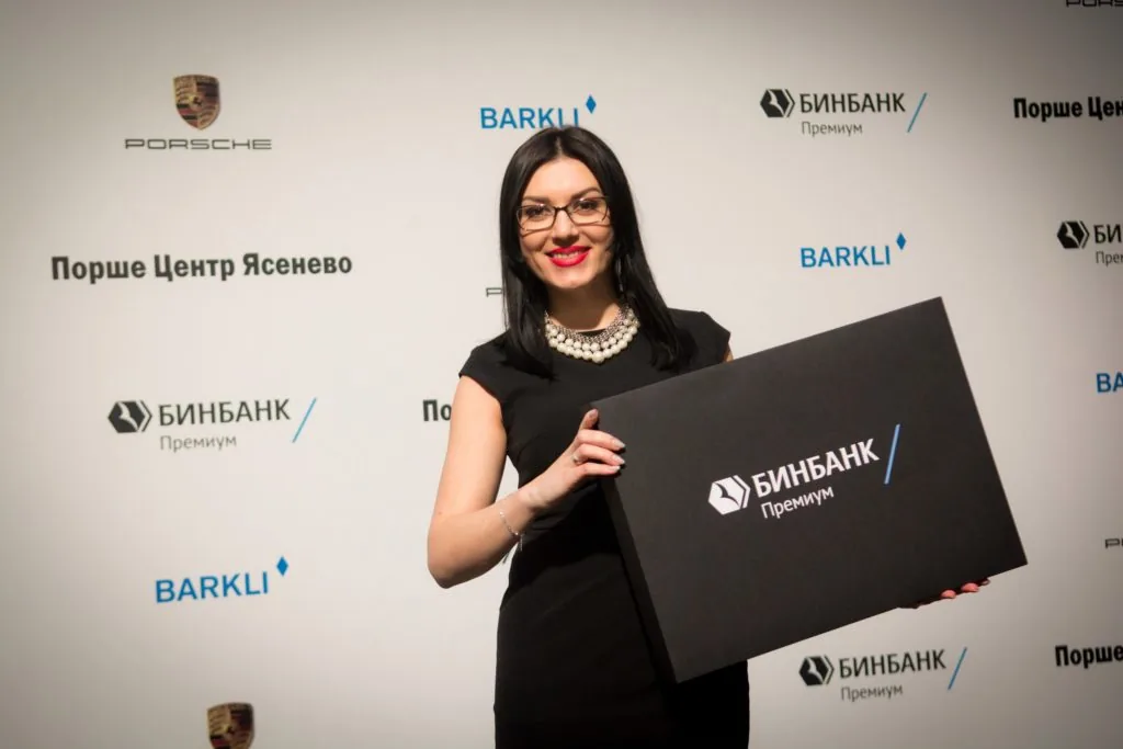 Участница программы с брендированным подарком БинБанка