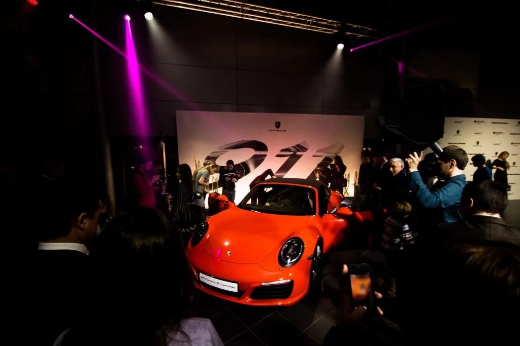 Красный Porsche 911 на презентации