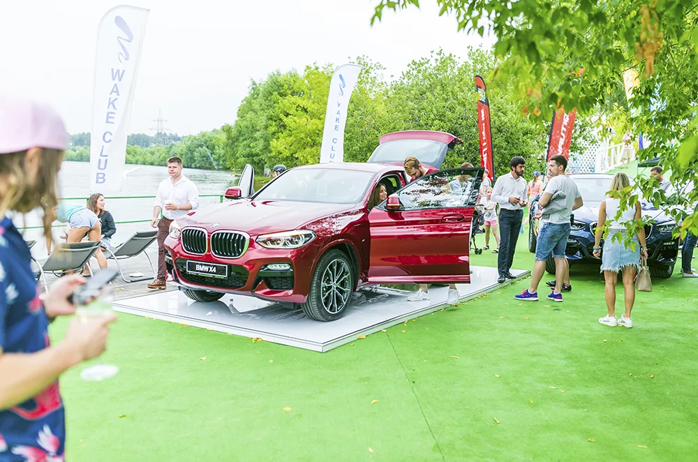 Красный BMW X4 на площадке Wake Wave