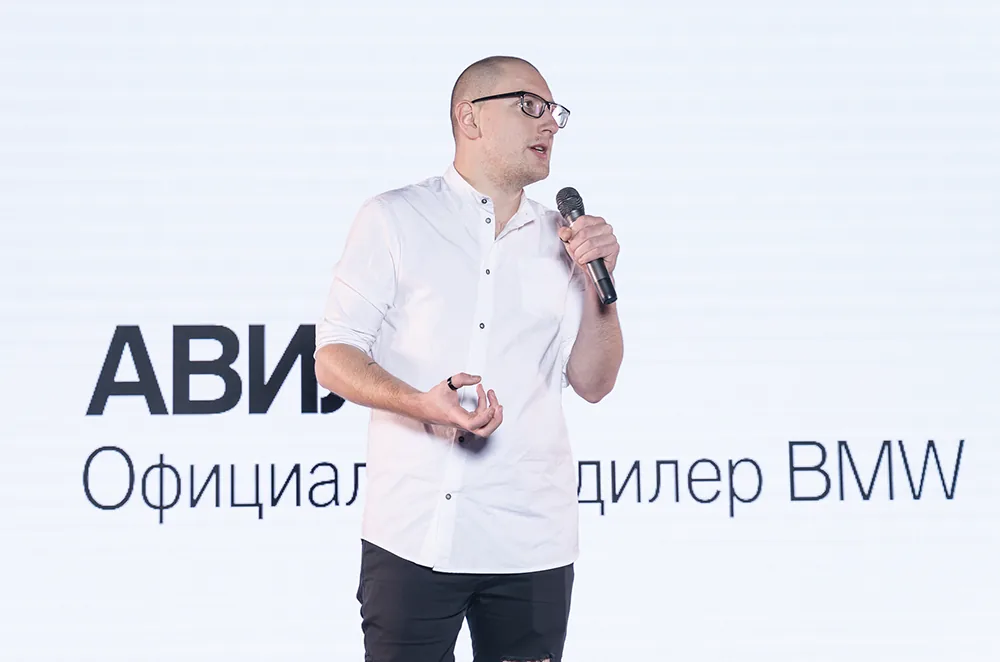 Участник программы на фоне AVILON