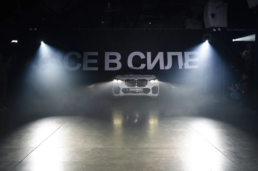 Появление BMW X5 на сцене