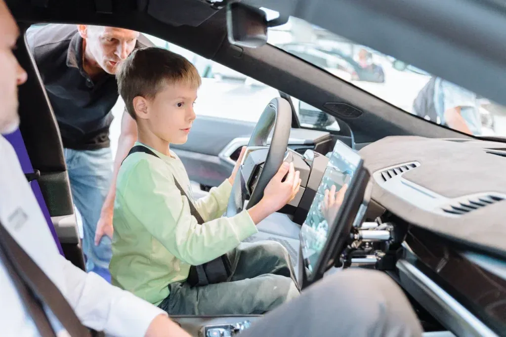 Юный гость за рулём Lexus