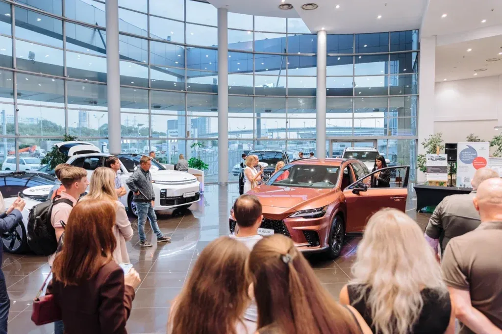 Гости клиентского дня среди автомобилей Lexus