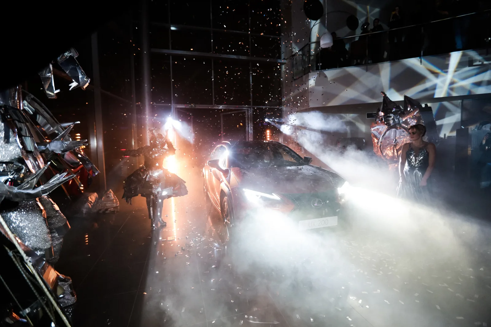 Lexus UX в свете прожекторов на презентации