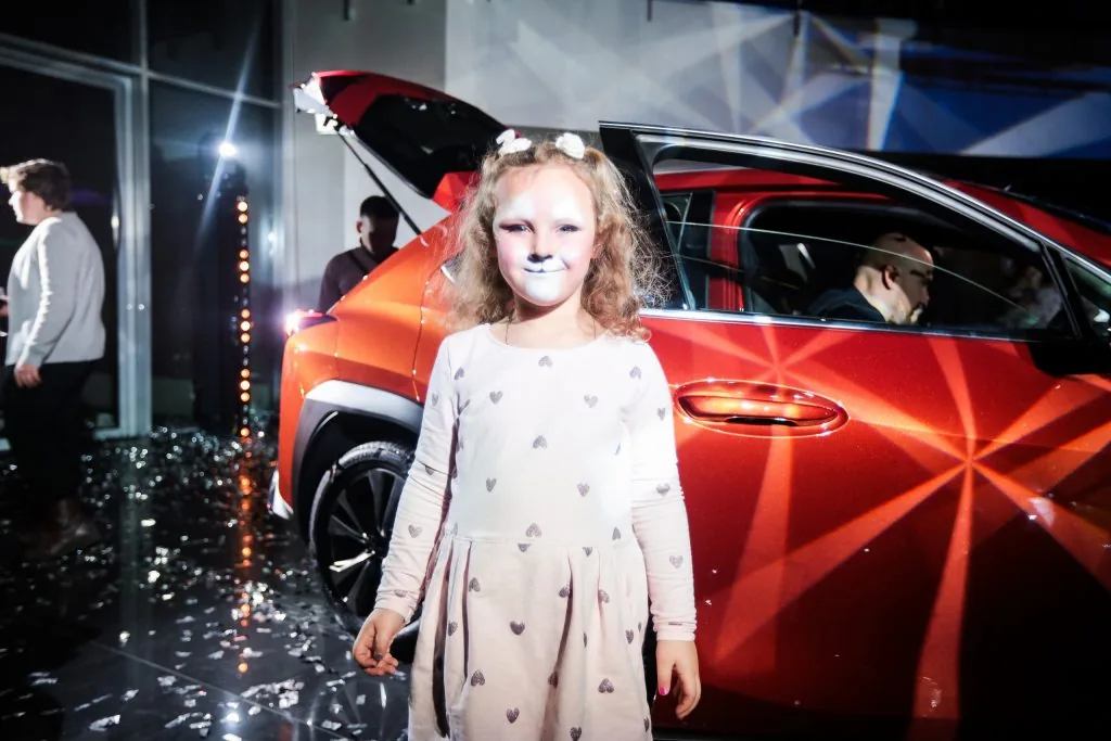 Гостья рядом с Lexus UX