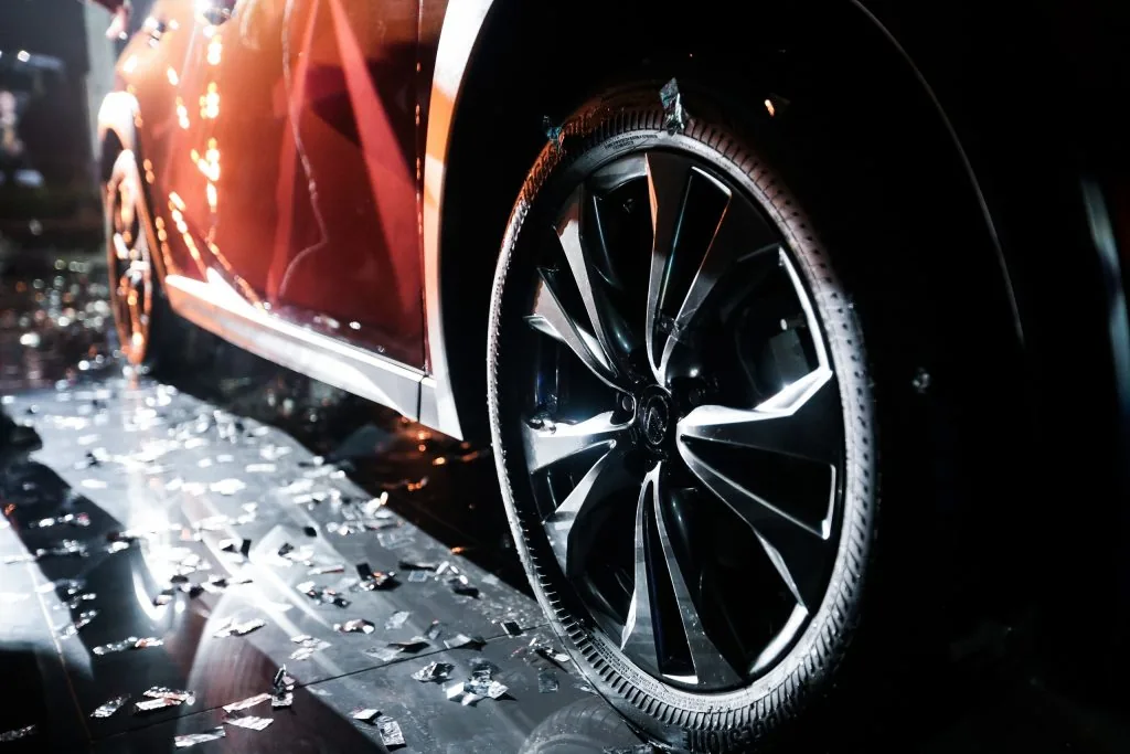 Детали красного Lexus UX
