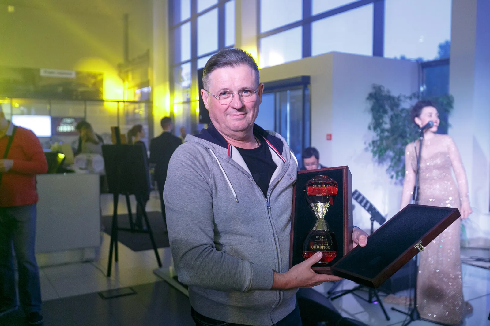 Участник программы с подарком