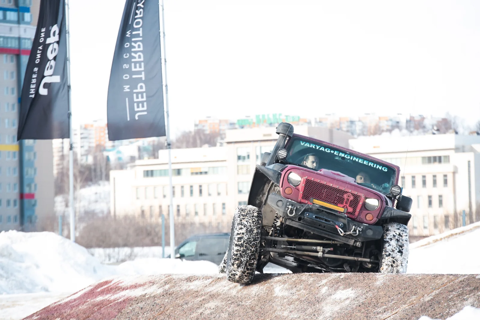 Jeep на наклонном препятствии