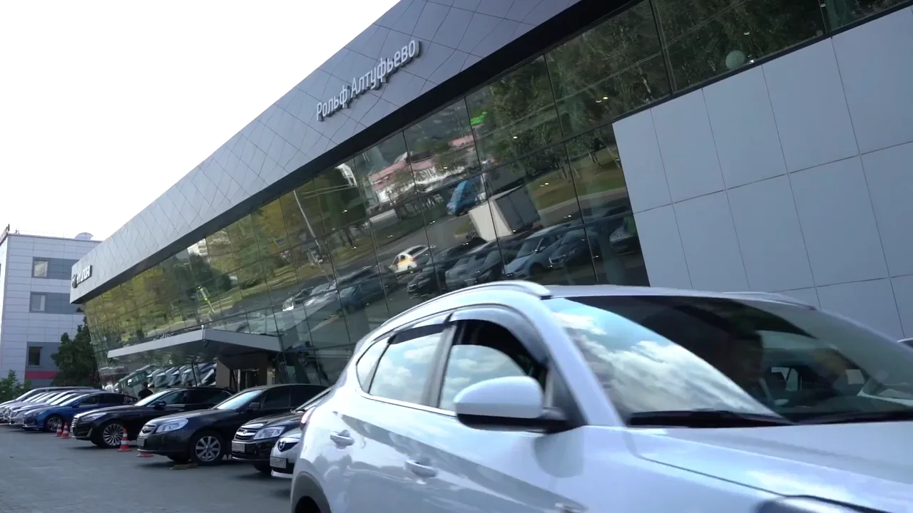 Новый Hyundai Santa Fe у дилерского центра