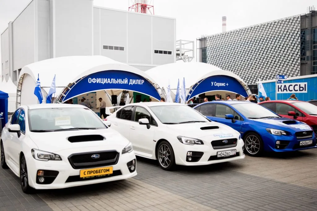 Автомобили Subaru на фестивальной площадке