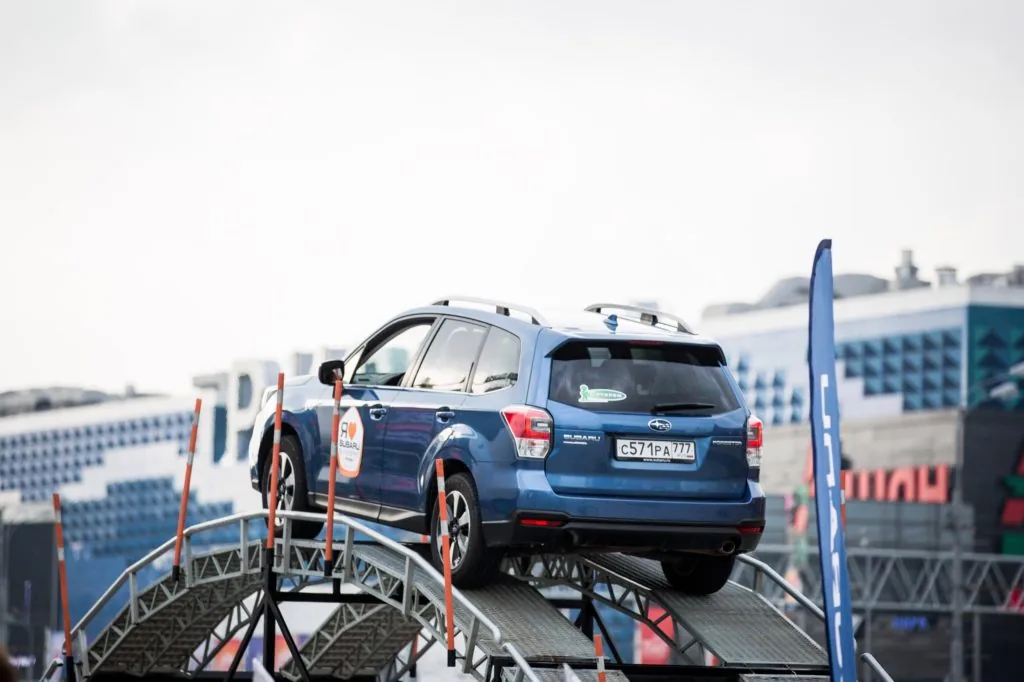 Subaru на демонстрационном препятствии