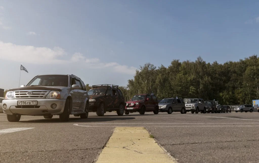 Колонна автомобилей участников Suzuki Fest