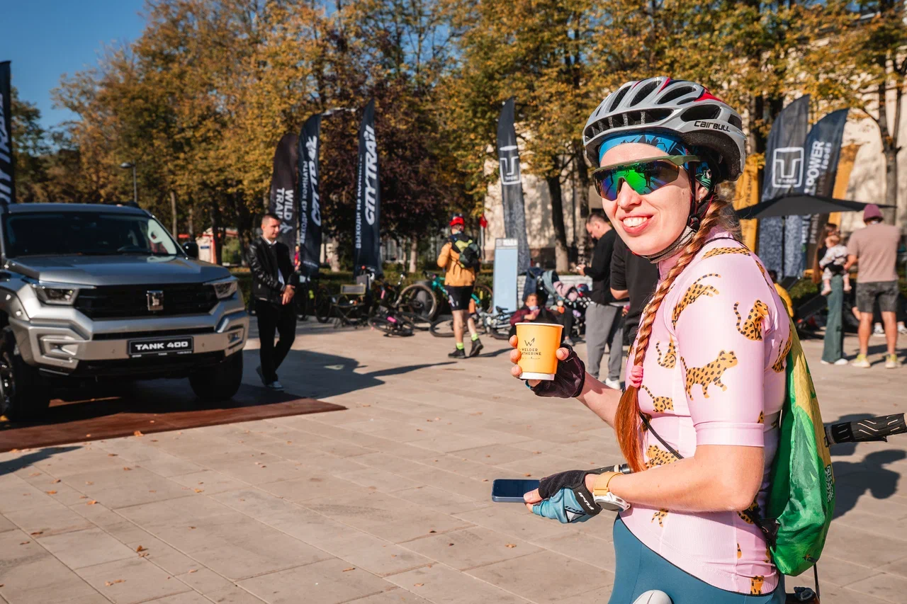 Участница CITY TRAIL на фоне TANK 400