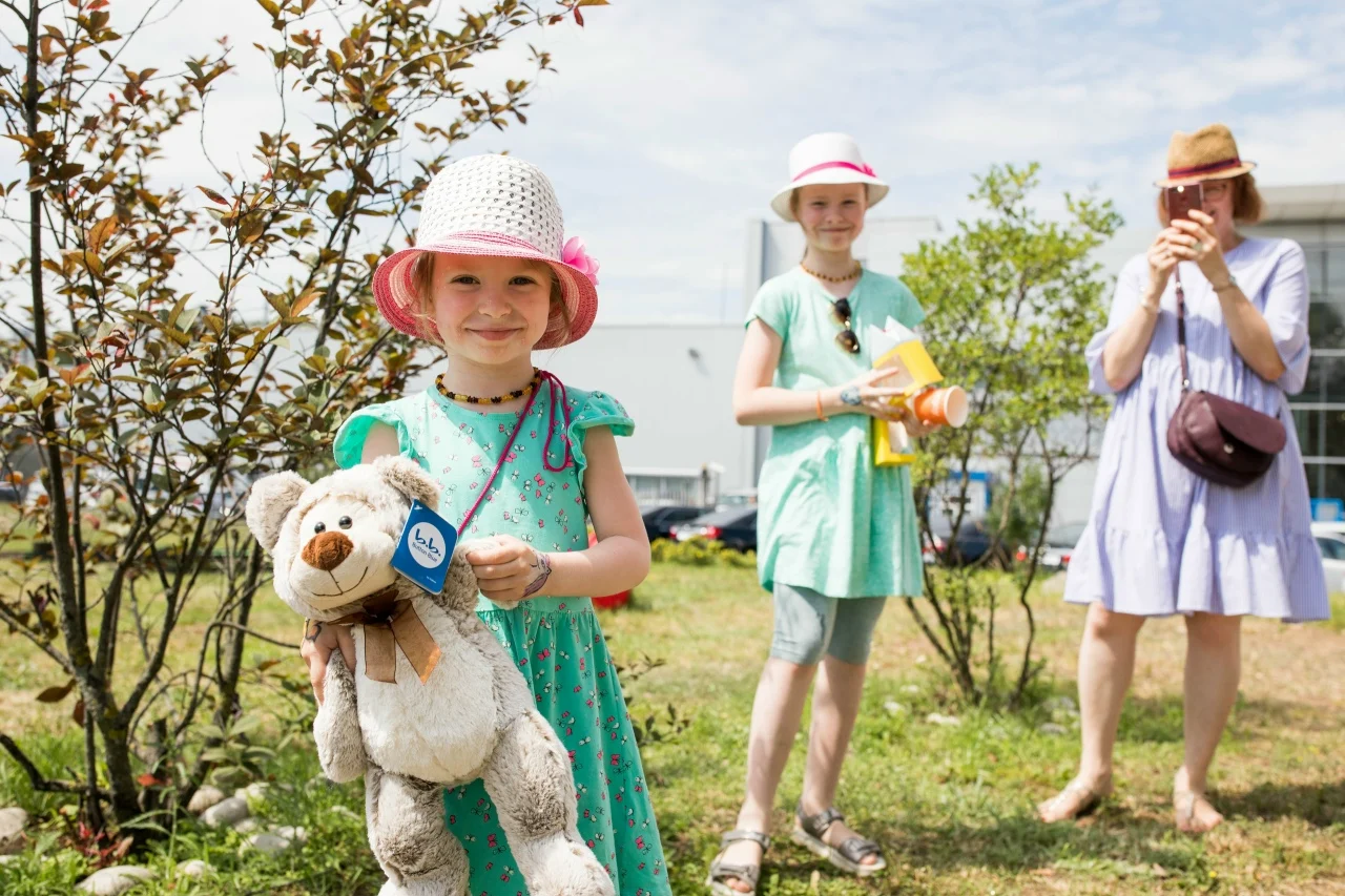 Гости семейного пикника с подарками