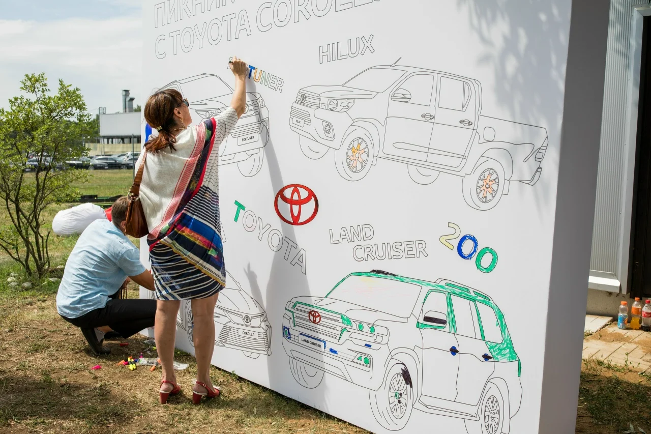 Гости семейного пикника у интерактивной стены Toyota