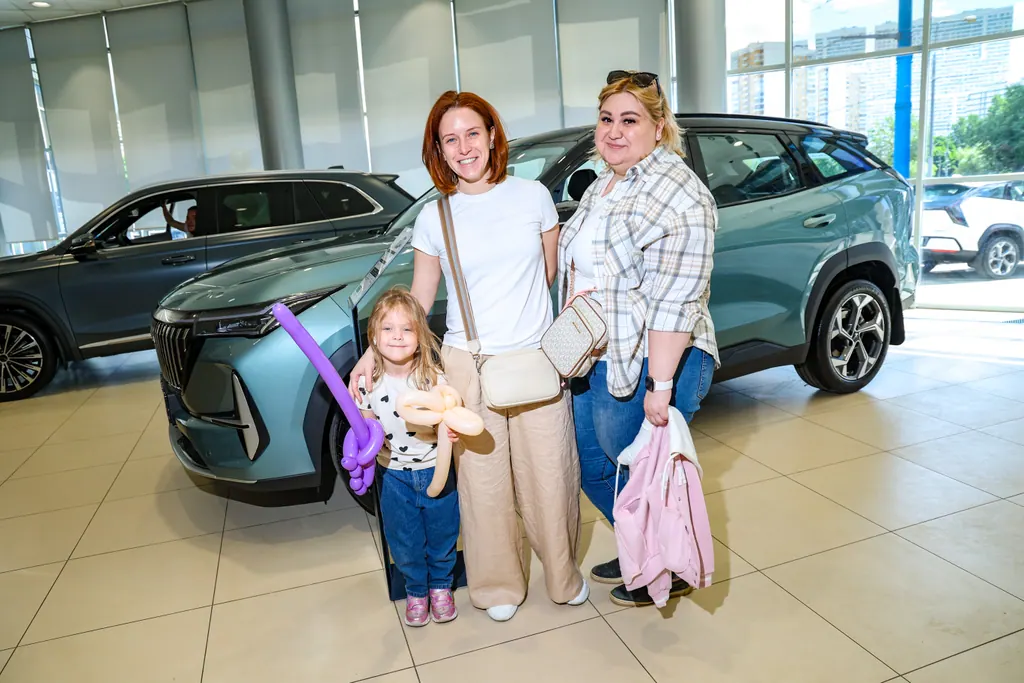 Семья у нового автомобиля VOLGA